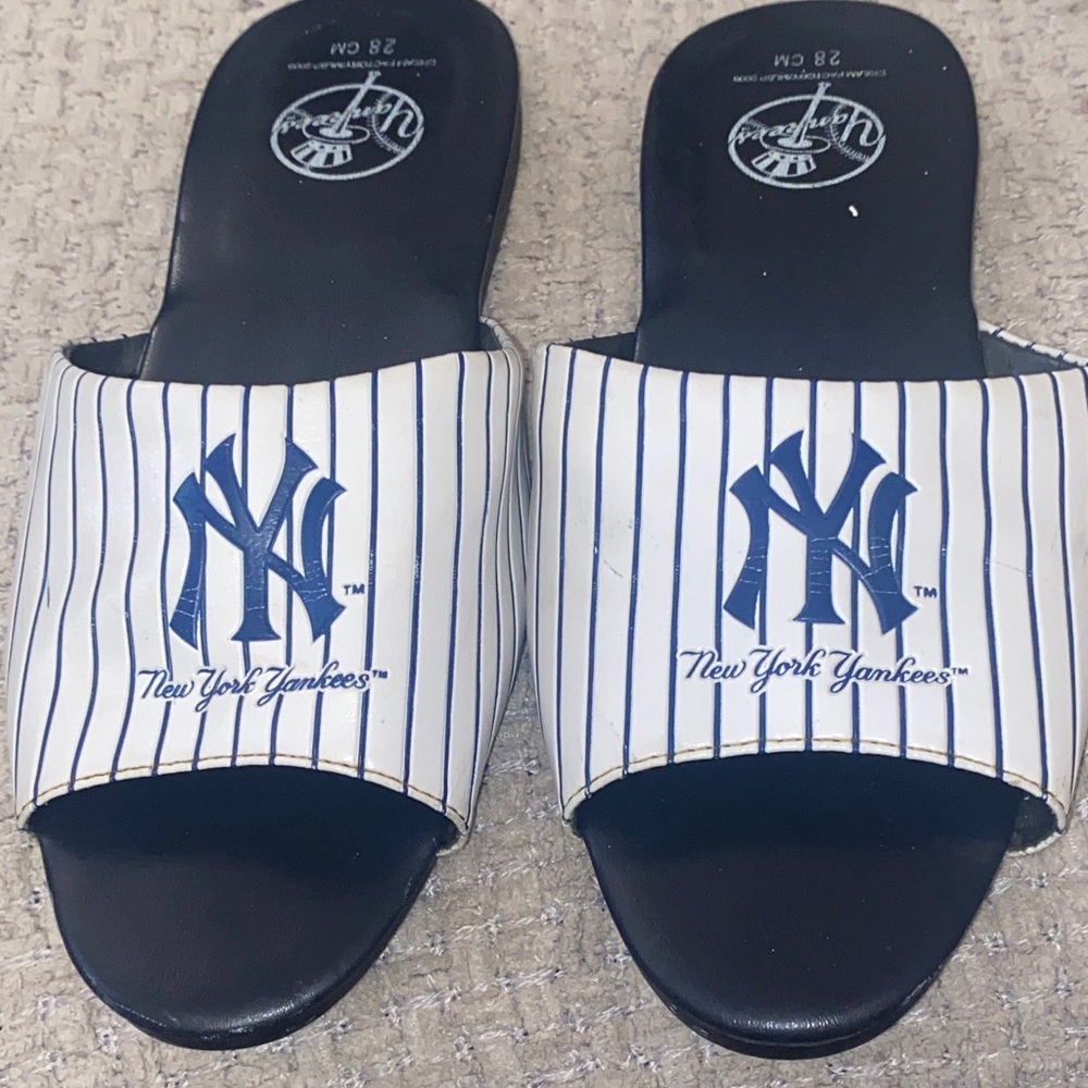 New York Yankees VTG Men’s Slip-on Navy and White Size 10-11/Women’s  Size 11-12
